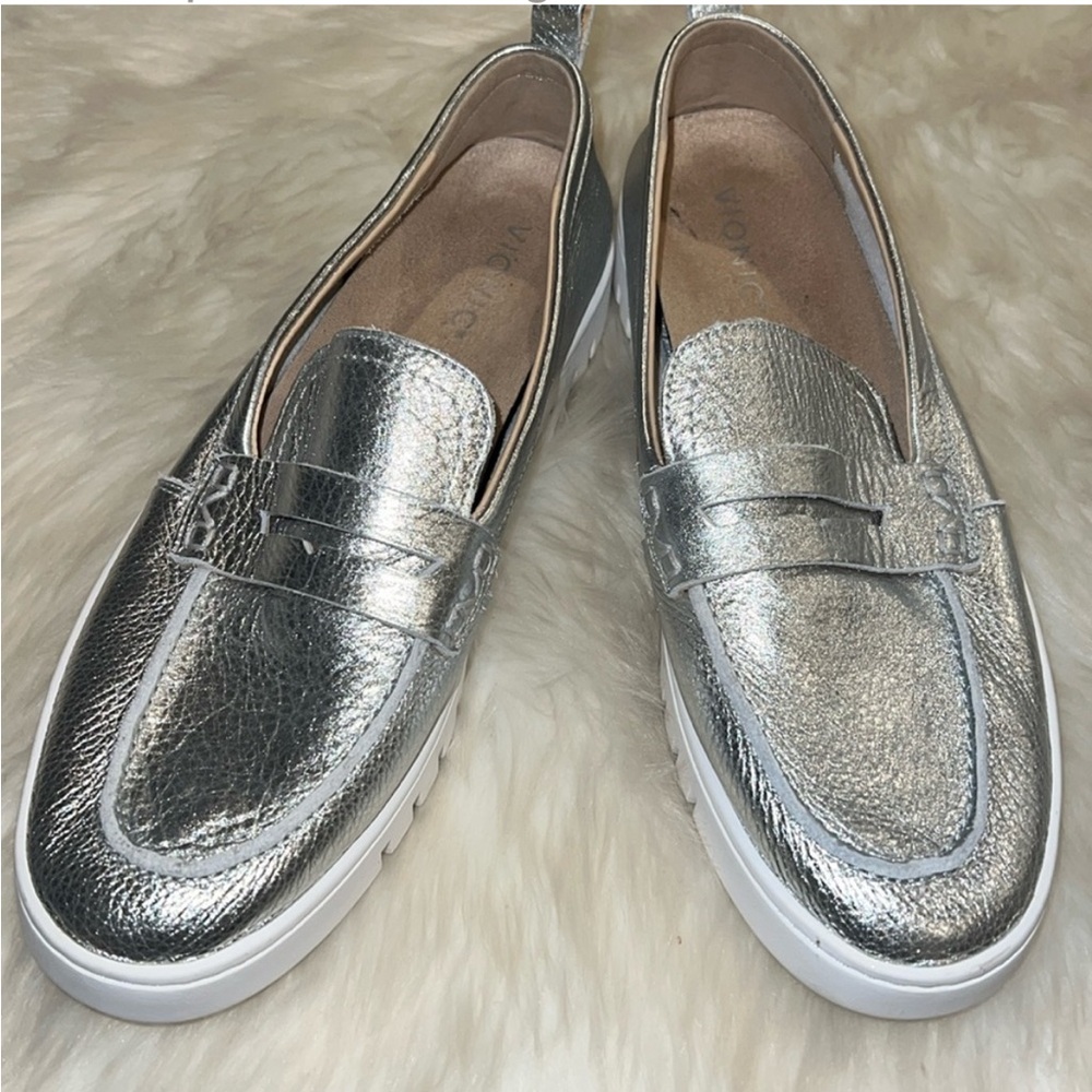 Vionic Uptown Silver leather  loafers 7.5 - like new